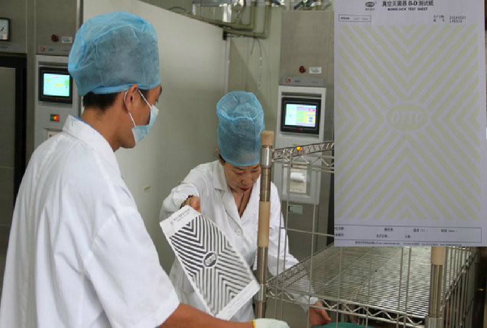 每天早上不到7点，供应室的工作人员就相继到岗，开始忙碌的工作。他们先要对压力灭菌容器进行首次运行测试，是为了检查设备是否正常，无菌包的消毒效果。（图中右上角为未进行测试的B-D测试纸，经过测试后为均匀黑色，标志着设备完好达到消毒效