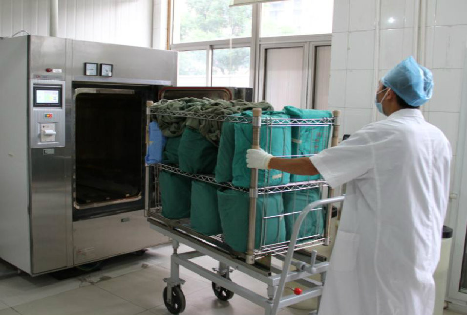 接下来，我们要开始对各种敷料包和器械包进行消毒，这个包的摆放也有一定的要求，竖着摆放，更有利于气体的穿透，才能更 的消毒，这个过程大概需要1个小时左右，由于每天手术多，两台仪器基本上在同时运行着。