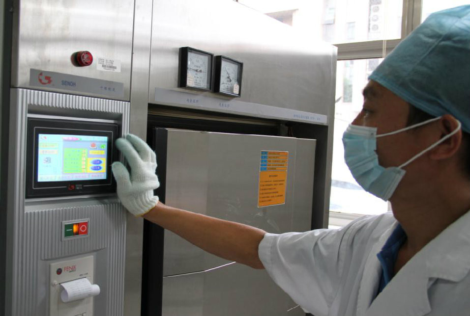 操作压力灭菌容器对工作人员有一定要求，必须持证上岗，这也是为了让消毒灭菌更加规范，进而整台手术的安全。在盛夏，高温达到40度以上，我们工作人员常常汗流浃背。