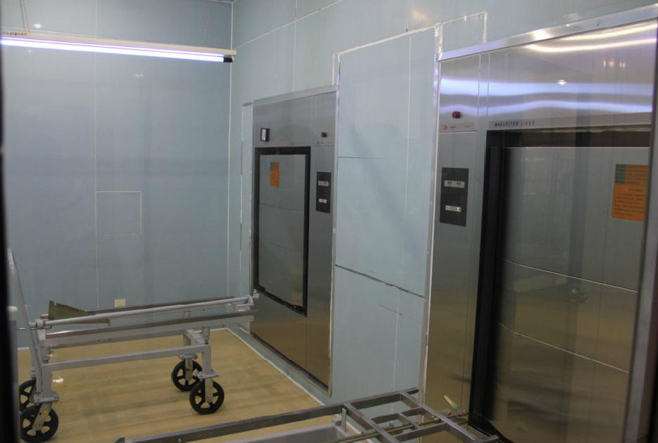 这是无菌间，消毒好的各种包，将放在这里，为了达到灭菌要求，无菌间每天要进行两次紫外线消毒。