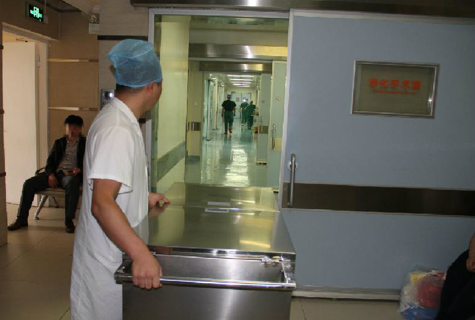 工作人员将手术包送至净化手术室，今天上午会有多台手术要进行。 上面是我们看到的手术包、器械包等包类的成品，而从开始的清洗到分类，再到打包、消毒又要经过诸多复杂程序，接下来我们跟随摄像师的镜头一起来了解他们。
