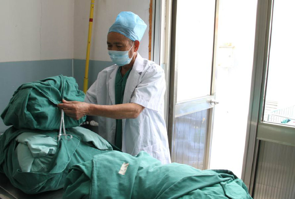 每天下午一点左右，医院大叔就会将手术用过的医疗器械，送到供应室污染间。