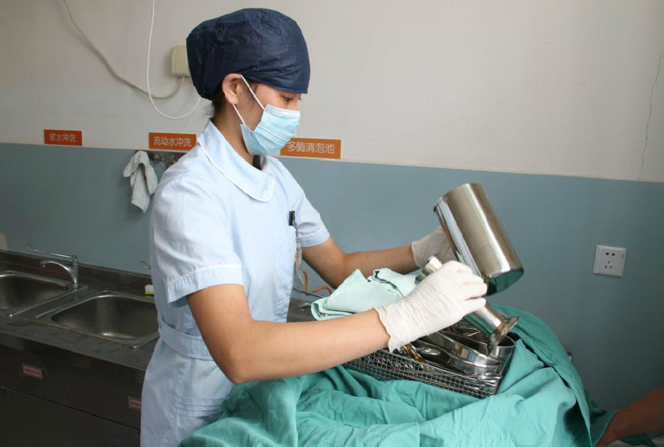 我们工作人员，将对这些器械进行清点、分类和首次清洗。