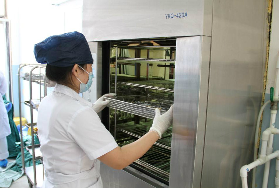 接着，我们将初步清洗后器械放进清洗机中清洗，先酶浸泡清洗消毒，然后再经过油浸泡、烘干，第二轮清洗工作才结束。