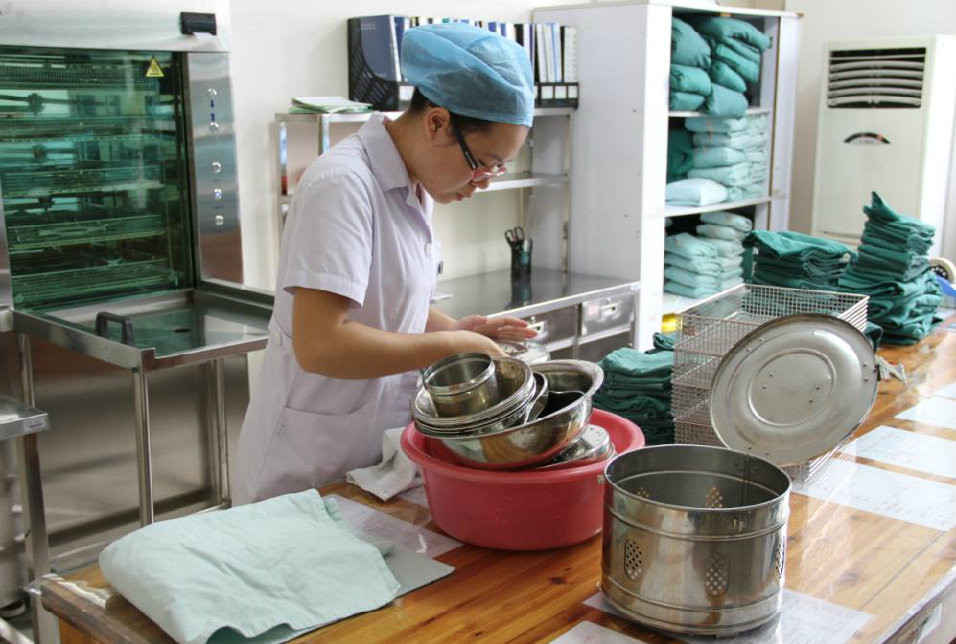 此外，对于清洗机无法清洗的手术器械，我们需人工清洗、消毒、浸油。