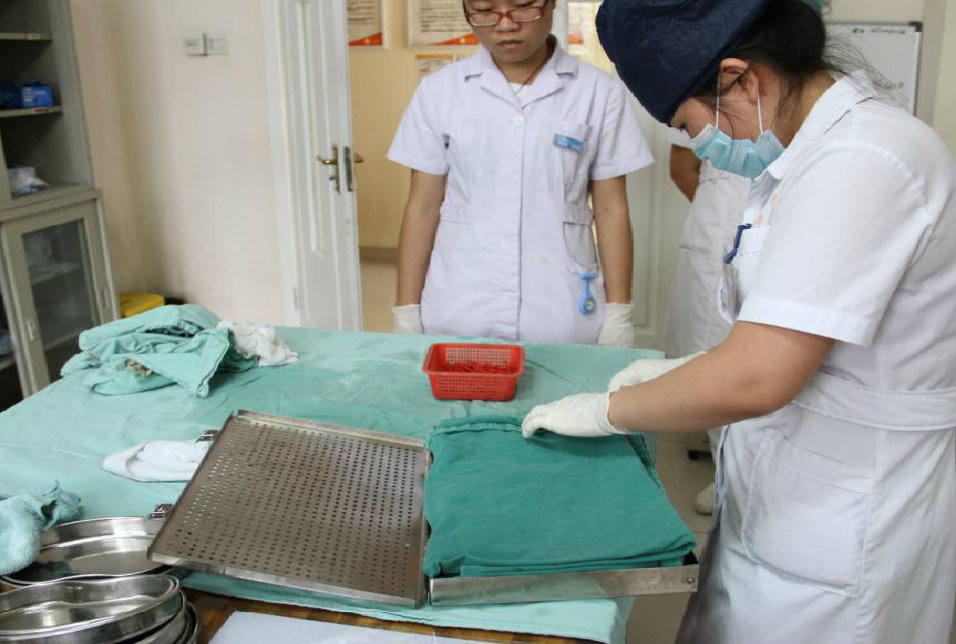 供应室的工作，平凡而琐碎，他们默默无闻在角落里做好他们的工作，然而其重要性不言而喻，就是因为有了他们，医院工作才能有效而安全的进行，他们是我们可爱的人，兢兢业业医疗后备军！