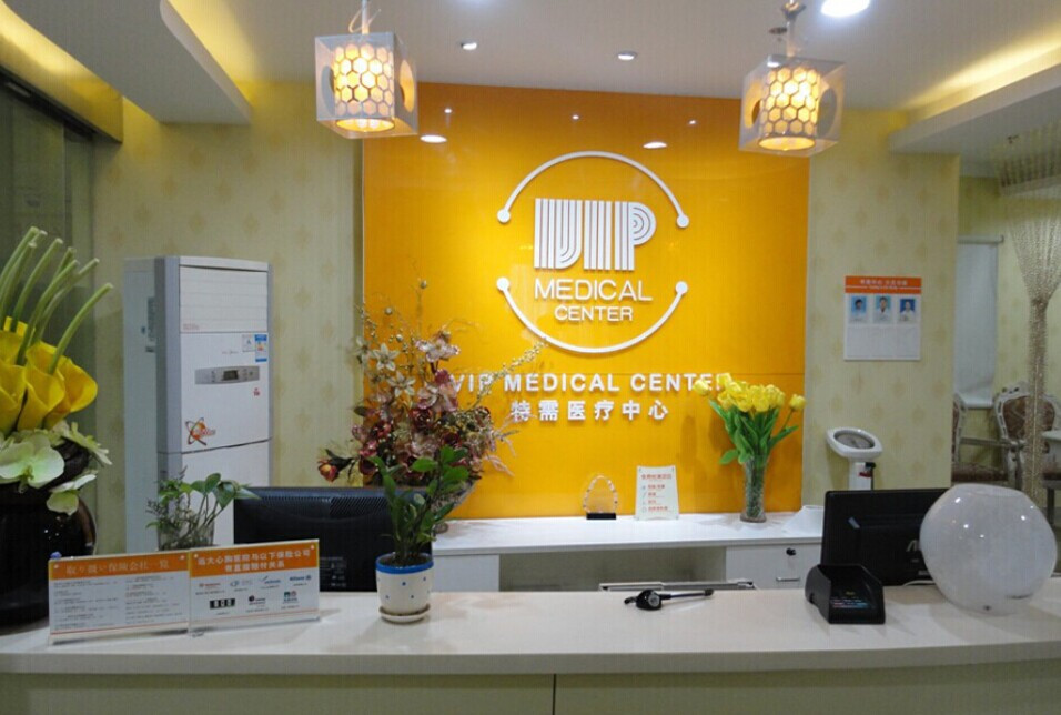 张雅君，上海医学会心血管专业会员，上海远大心胸医院医务科科长兼心力衰竭中心执行主任。她是一位十分温婉的女性，同时也是位和蔼可亲的医生。我们约定的采访时间是上午8点，当我来到医院时，医护人员已经忙碌的展开工作。