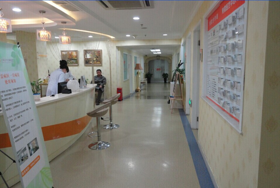 与此同时，张雅君主任正在会议室内听值夜班的护士汇报患者的病情及护理情况，并就接下来一天的工作进行交流。