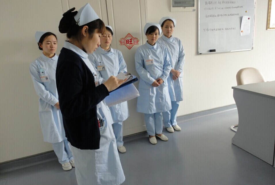 值夜班的护士汇报了工作情况。