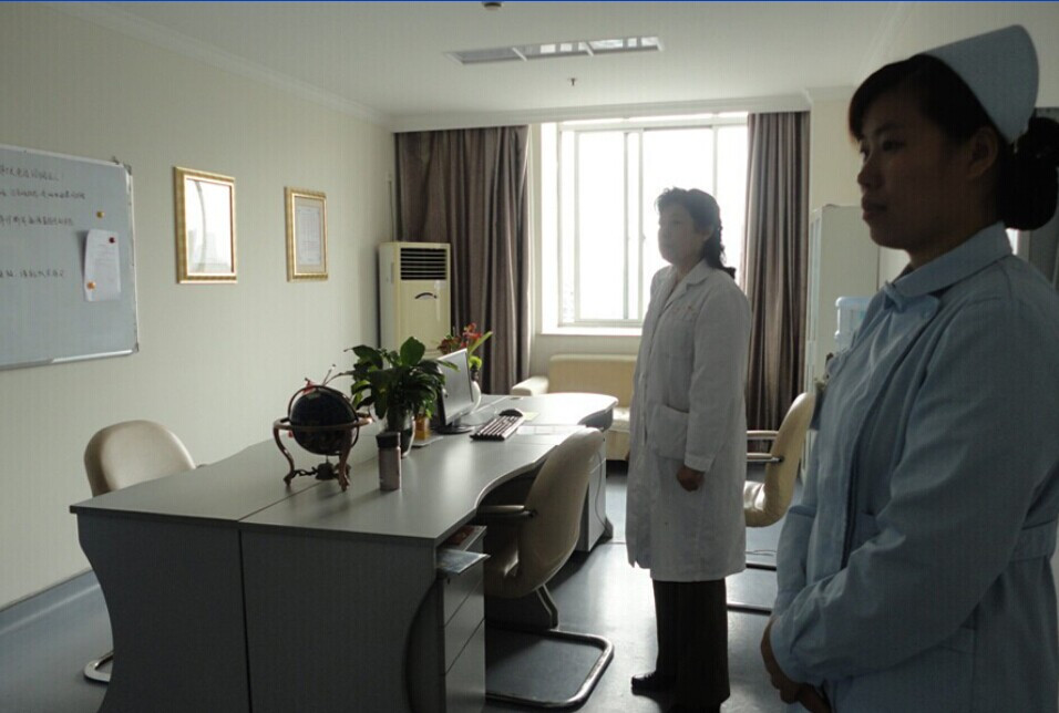 完成夜班护士的交接工作后，开始每天早晨的小查房。张主任说，小查房之外还有个大查房。大查房时，需要拿着患者病历一一核对、检查，小查房则以了解患者的病情进展为主。