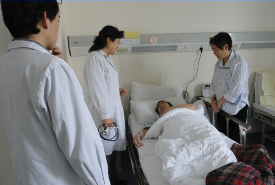 张主任为患者查房。