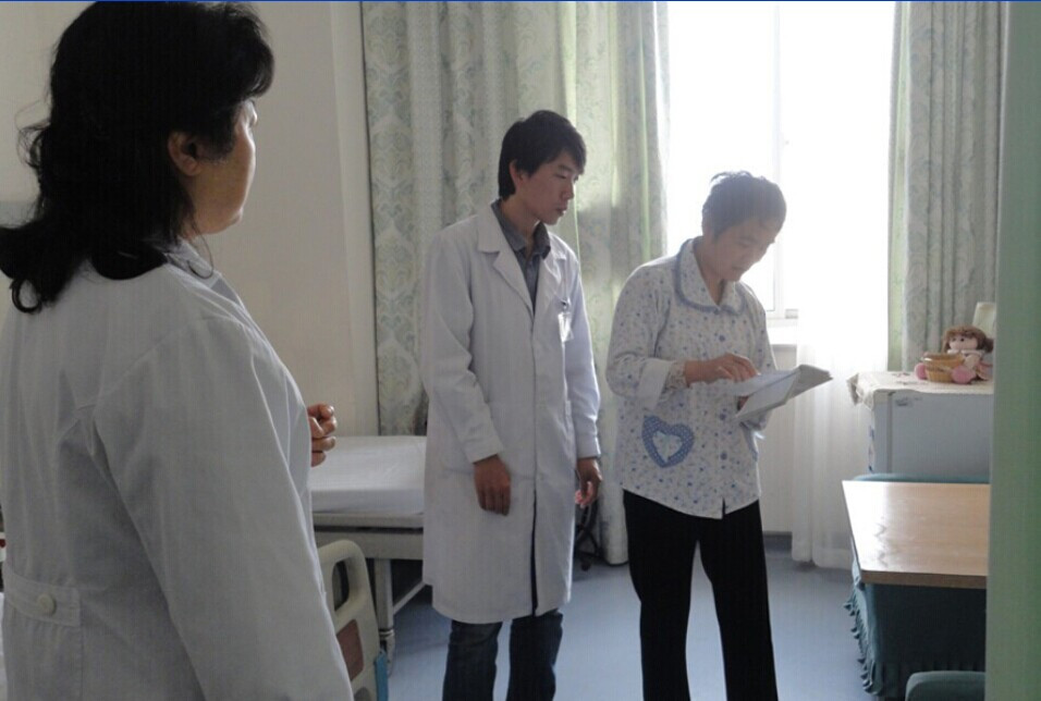 和家属核对病人的记录情况。