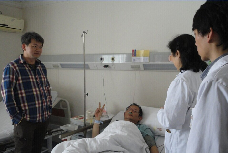 医院给人的印象除了雪白的床单和医师袍，就只剩下刺鼻的消毒水味，而每当看到这里的病人积极乐观的面对生活，我可以想象医护人员在背后付出的艰辛。其中有位患者看到采访镜头时，主动比了个胜利的手势，除了忍俊不禁，我同时也被患者的勇敢动容。