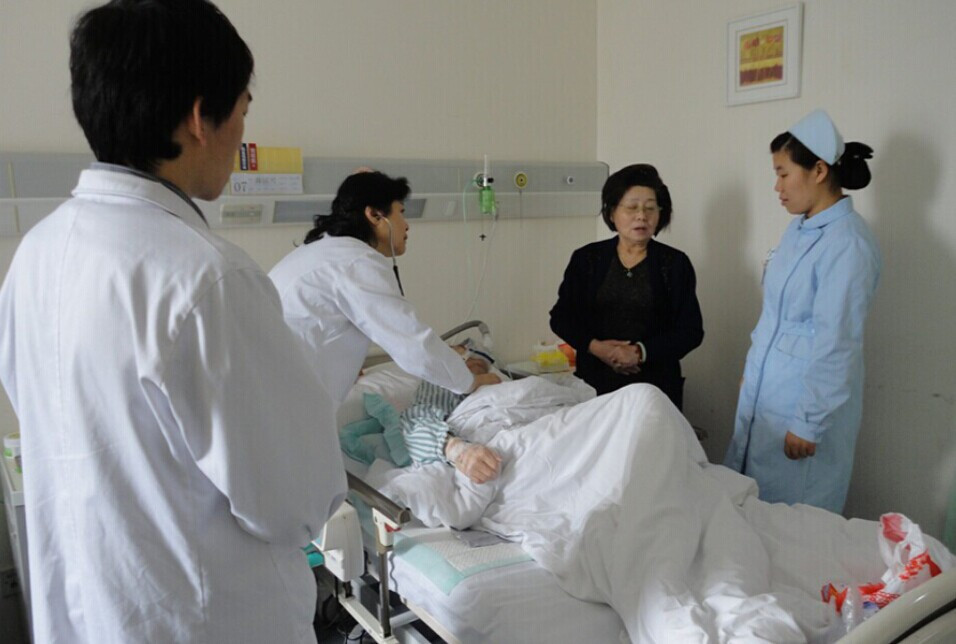 家属与医生交流病情