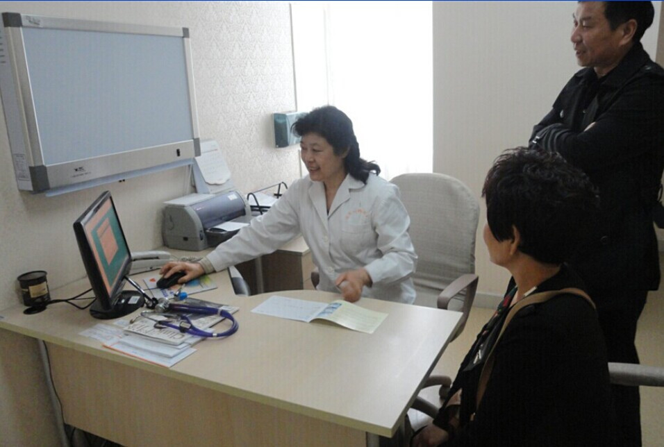  查房结束后，张主任与护士交流工作事宜，同时开始接下来忙碌的门诊工作。今天的患者大部分都是从邻近城市慕名而来，其中也不乏海外飞来的友人。