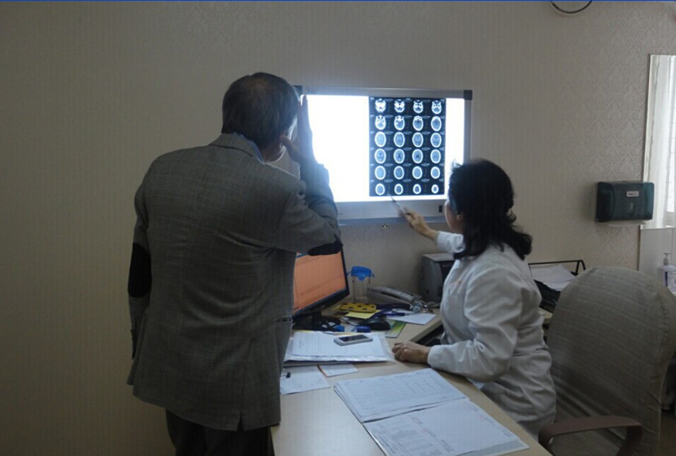 为患者分析脑部ＣＴ。