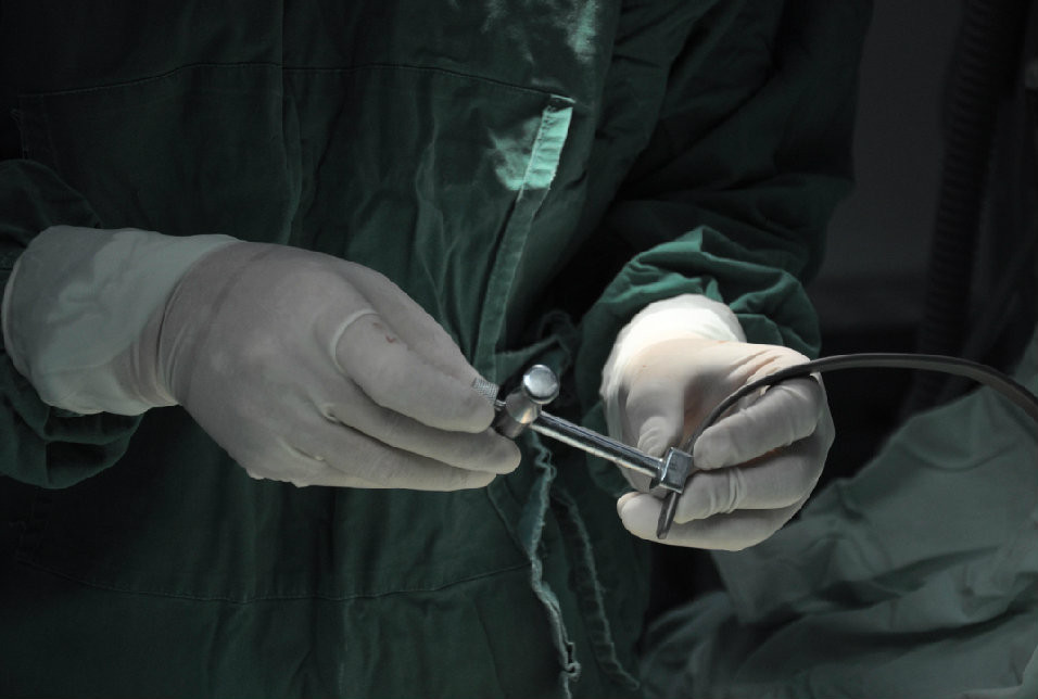 第三步：安装翻转器，根据患者凹陷程度调整钛板形状。