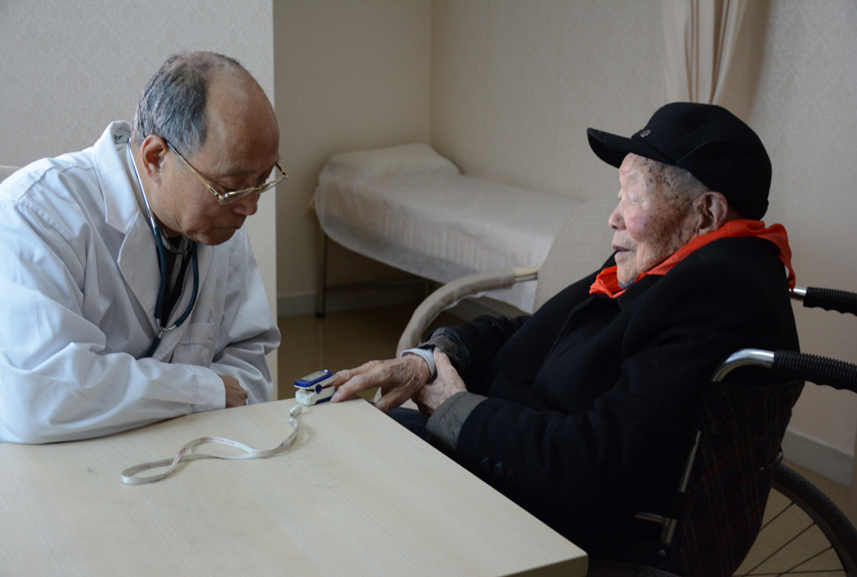 活动现场，上海远大心胸医院免费为抗战老兵们进行心电图和心脏彩超检查