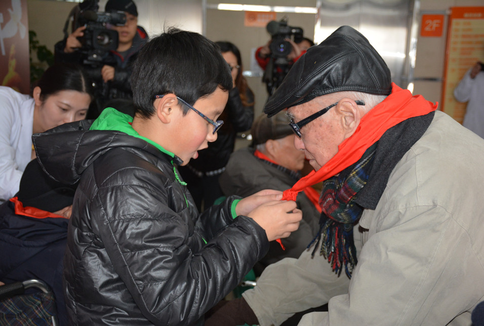 “我们希望能尽我们所能，为他们做一些实实在在的事情。我们希望通过我们的行动，让更多人，尤其是我们的孩子们能关注这些抗战老兵，从而记住那段艰难岁月。”王改非表示，此次活动中，不少医生护士主动要求让自己的孩子们来为老英雄献花和红领巾。