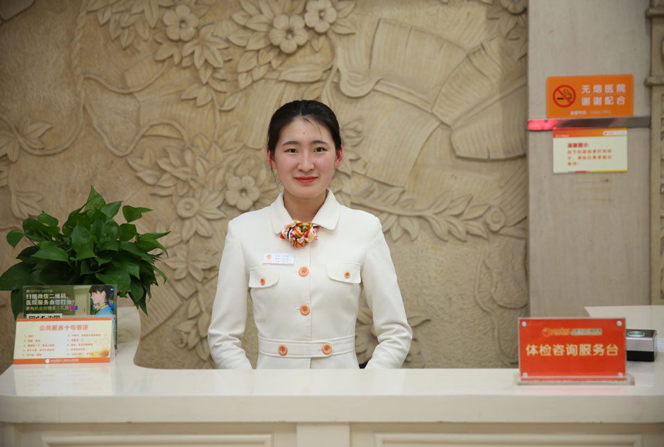 她们每天至少提前15分钟到岗，整理当天要接诊的各个诊室和导医台，了解当天院内专家情况。