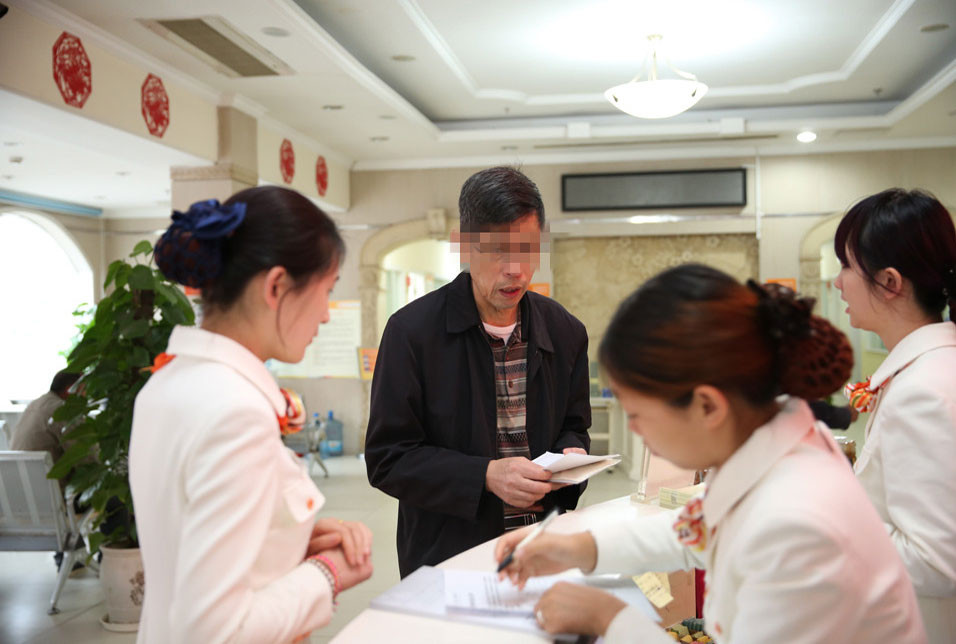 ，微笑服务每一位客户，为门诊开诊做好准备工作。