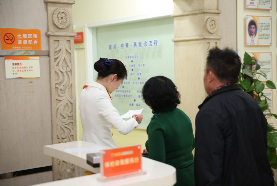 逐渐有患者陆续前来，她们熟练的为每一位患者登记，弄清楚患者的基本情况，根据患者的病情及症状准确、快速地分流，尽量缩短患者等待时间。  