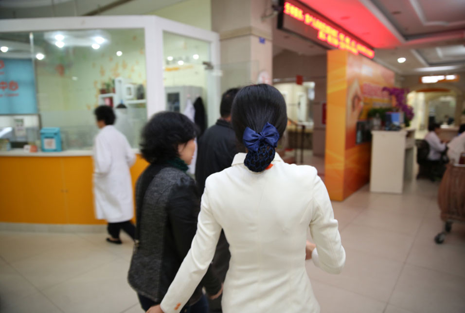 一个老人独自前来就医，我们的分诊护士赶紧上去搀扶她，询问情况，带她去挂号就诊检查，帮助拿药，并为老人写好药物服用方法以及注意事项。  她们的工作到这里就结束了吗？答案当然是否定的。她们将患者指引到相应的地方后，所有患者的就诊信息、病种、去向她们都会一一跟进了解记录，再由分诊主班统计，利用交班等空闲时候录入到经营分析系统，统一为患者建立档案，为后期患者回访，定期为患者进行健康指导等打下基础。