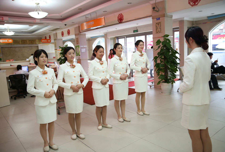 每个周二她们都会组织培训，学习必要的基础知识，学习礼仪，交流工作中的心得，演练突发事故的处理。