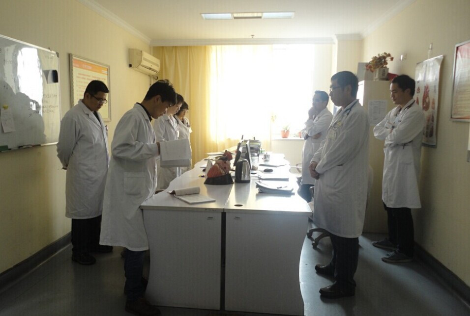 早上8点，孟主任在办公室内与值夜班的同事进行交接工作，交流夜间患者的疾病问题、护理情况等。交接工作结束后，又迅速到另一个办公室内检阅患者的病例。