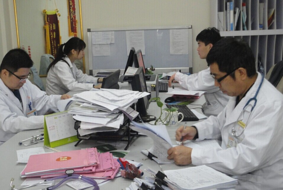 办公室内检阅患者的病例。