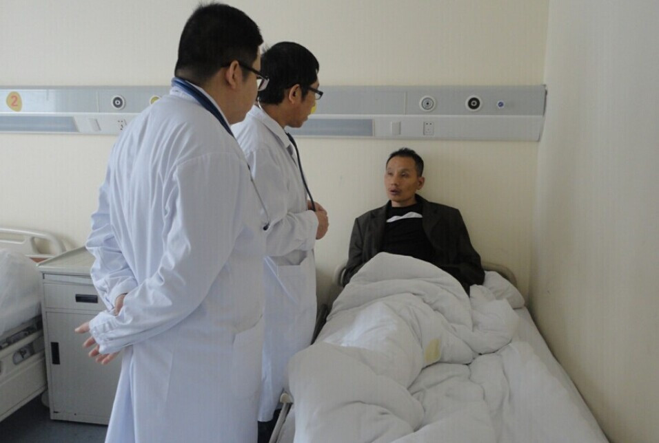 完成基础工作后，就是今天的查房工作，心内科共分为两个病区：心内一病区和心内二病区。现有病床100张，医护人员近30人。自成立以来，已成功抢救了大批急性心肌梗死、心源性休克、顽固性心力衰竭等心脏病患者。由此，我可猜想到查房工作量之大。