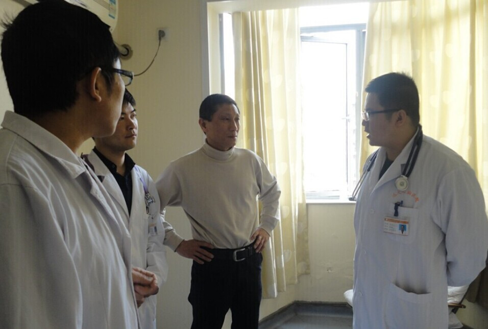 查房过程中，除了仔细询问患者病情、身体状况、进行听诊外，孟主任一改医生留给大家的刻板印象，主动与患者逗趣，并不时叮嘱患者保持良好的日常习惯，配合检查。