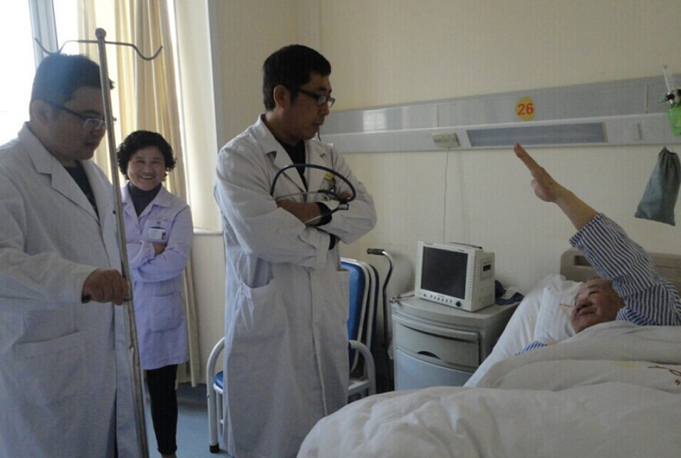 印象深的是一个老爷子，虽已年过花甲，装了五六支支架，躺在病床上却丝毫没有沧桑感，看到主任查房主动举手示意，并揶揄道，医生叫我做什么我就做什么，因为没有别的选择啊。一瞬间，病房里竟也充满欢乐的气氛。