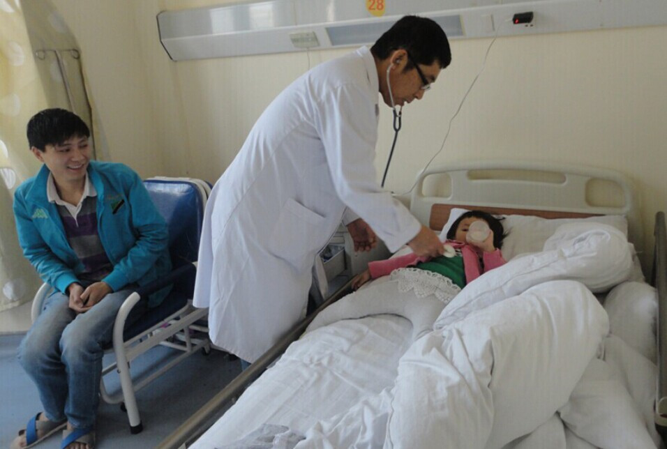 除了成年患者，一病区内也有不少心脏病患儿，或者是年纪尚小，或者是源于家人的陪伴，医护人员的照顾，他们脸上并没有我所想象的愁容。孟主任在检查时直夸其中一个小孩十分乖巧，上了手术台不哭也不闹。