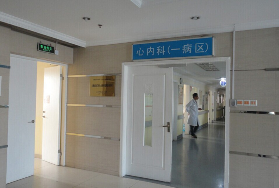 查房结束后，孟主任告诉我他准备进手术室给患者做手术了，征得同意后，我在医护人员的协助下，获得了一组手术的珍贵照片。