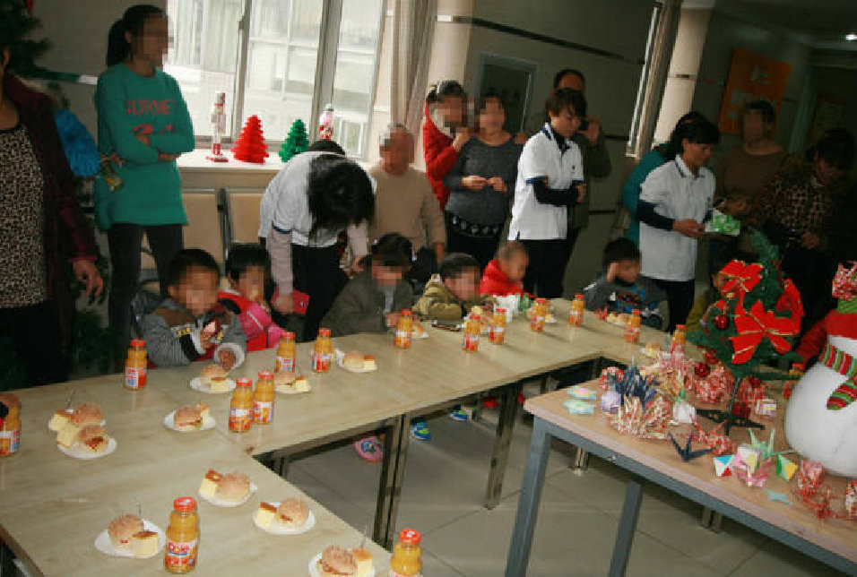 活动快开始了，小朋友们围坐在桌前，他们今天很开心，有好吃的好喝的，还有那么多的叔叔阿姨来看他们。边上的爸爸妈妈、爷爷奶奶们也很激动，他们看到了社会和医院对孩子们的关心，感觉到了温暖。