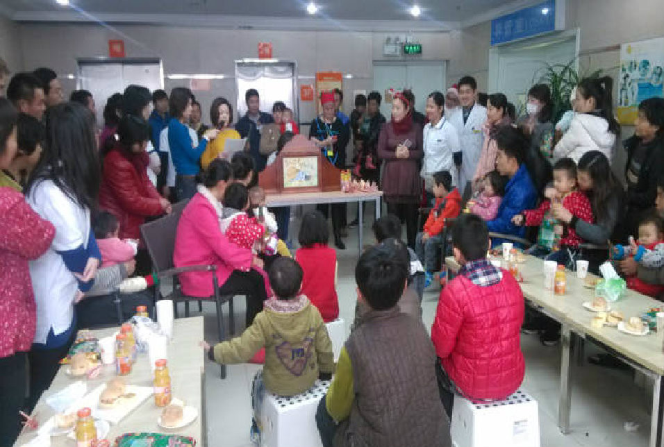 圣诞老人送完礼物后，几位心连心志愿者开始为孩子们唱儿歌、讲故事，并学习很多动物的表情和叫声，孩子们听得哈哈大笑。开怀的笑容洋溢在他们脸上，仿佛忘却了病痛带来的烦恼。