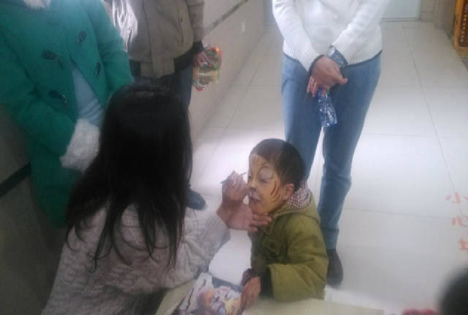 另一边，小虎正在接受志愿者阿姨的精心打扮，小虎说，我要成为一只老虎。小虎是一名复杂先心病患儿，因为病情复杂，需要多次手术，小小年纪的他，已经多次出入上海远大心胸医院，也和很多医生护士成了“好朋友”，这么可爱的孩子，我们衷心期盼他能早日远离病痛困扰，无忧无虑的健康成长。