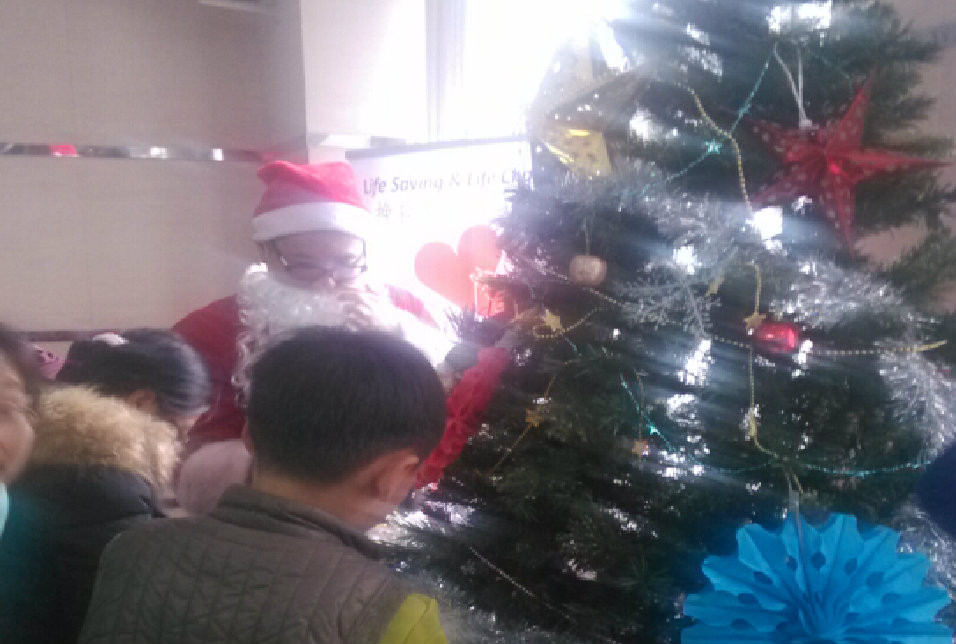 和圣诞老人合影结束后，圣诞老人带着孩子们来到圣诞树边上，一起动手装饰圣诞树，接下来几天，这颗代表着爱与希望的圣诞树将陪伴孩子们，让我们一起祝孩子们：节日快乐，Merry Christmas！