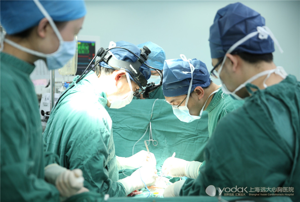 另一间手术室里，一台手术正在进行着，助手医生和手术护士，默契地配合着主刀医生。真正的手术在术前已经开始，包括术前充分缜密的准备，合理的认识和策略，预期应对术中可能出现的状况。