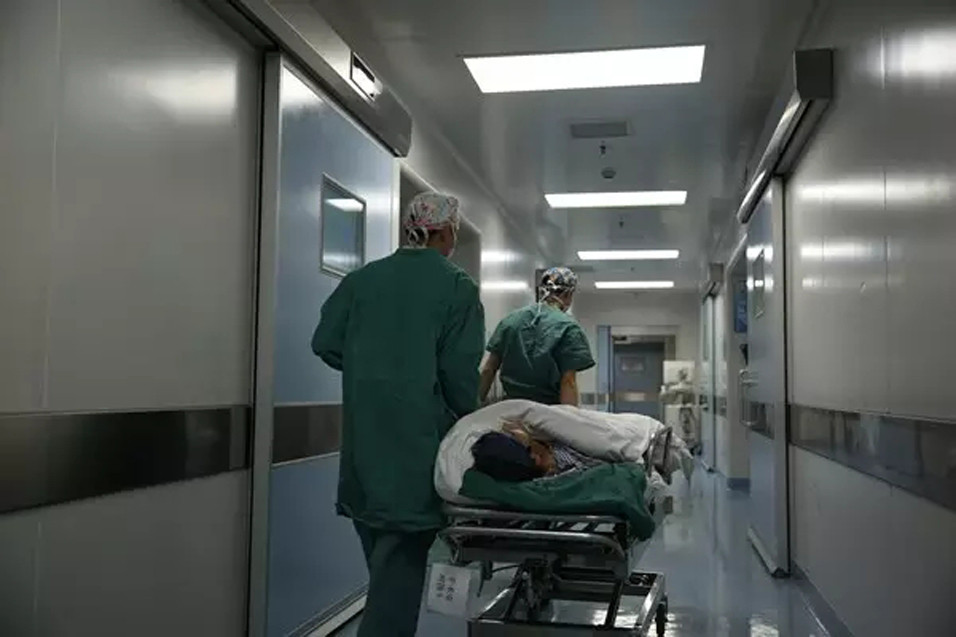 每当手术室门打开的那一刻，我们总是不由地将视线集中在那些宝贵而脆弱的生命之上，却往往只能一瞥生命背后那些带着口罩来去匆匆的身影。手术台边，他们一站就是几个小时，有时甚至连续奋战十几个小时，手术完成后直接累倒在手术台边。