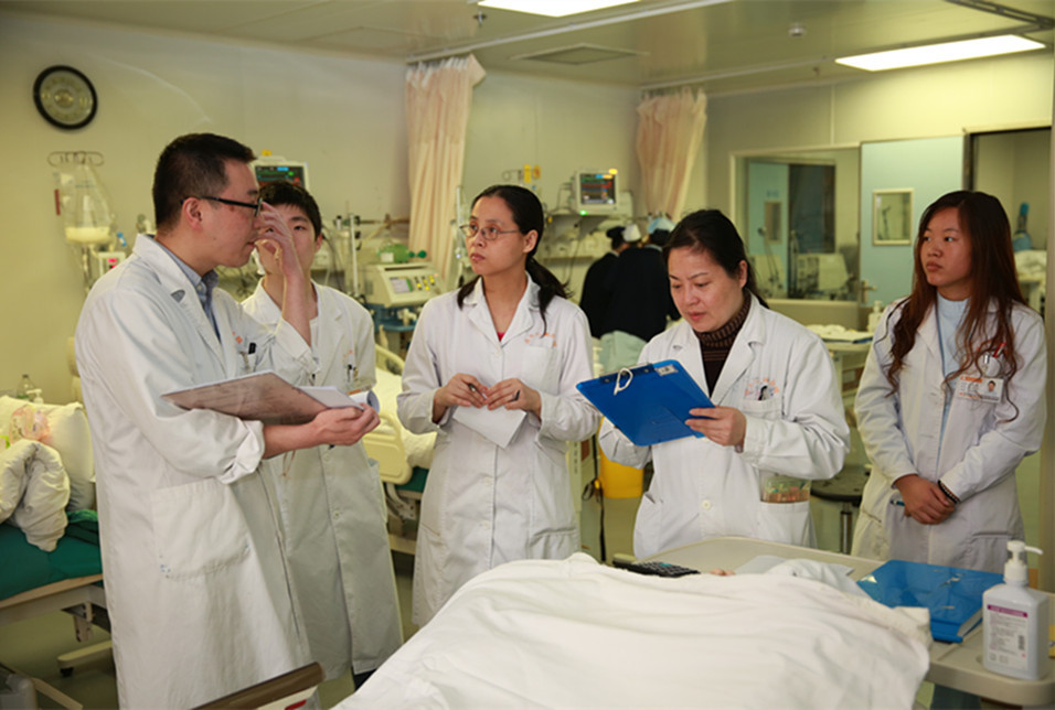 由于ICU里都是危重病人，所以对于每一个进入ICU的人都有严格要求，必须穿上隔离服、穿上鞋套、戴口罩、戴帽子、洗手等，经过这些必须的步骤后，我们终于被允许迈入ICU，进入眼帘的是一片忙碌。