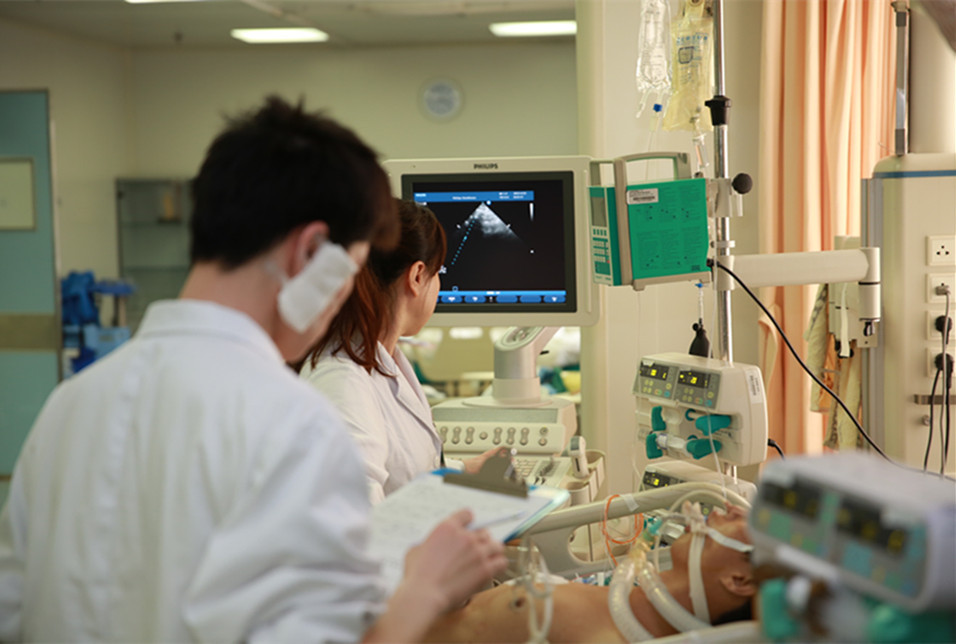 每天的工作流程是一种紧张而有秩序的状态，特殊的工作环境也触动了ICU医务工作者高度敏感的每一根神经，里面陈设着各种较好的医疗仪器设备，病房里面每一个异常的声音都会引起他们高度的警惕。