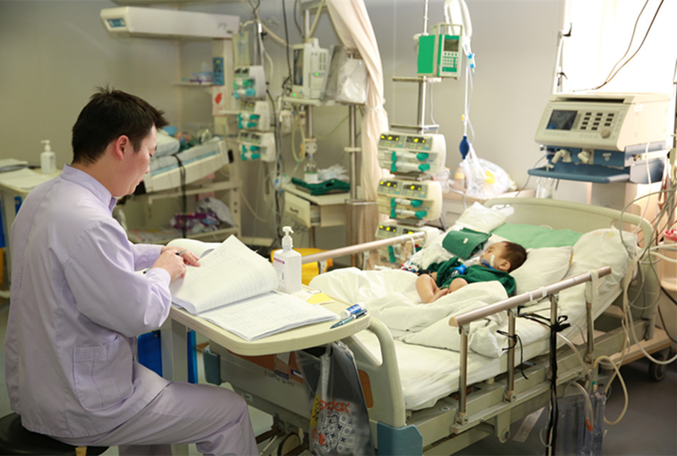 如果要问ICU里什么多，那么就是仪器设备多；如果要问ICU里什么少，那就是医护人员上班时停顿的时间少