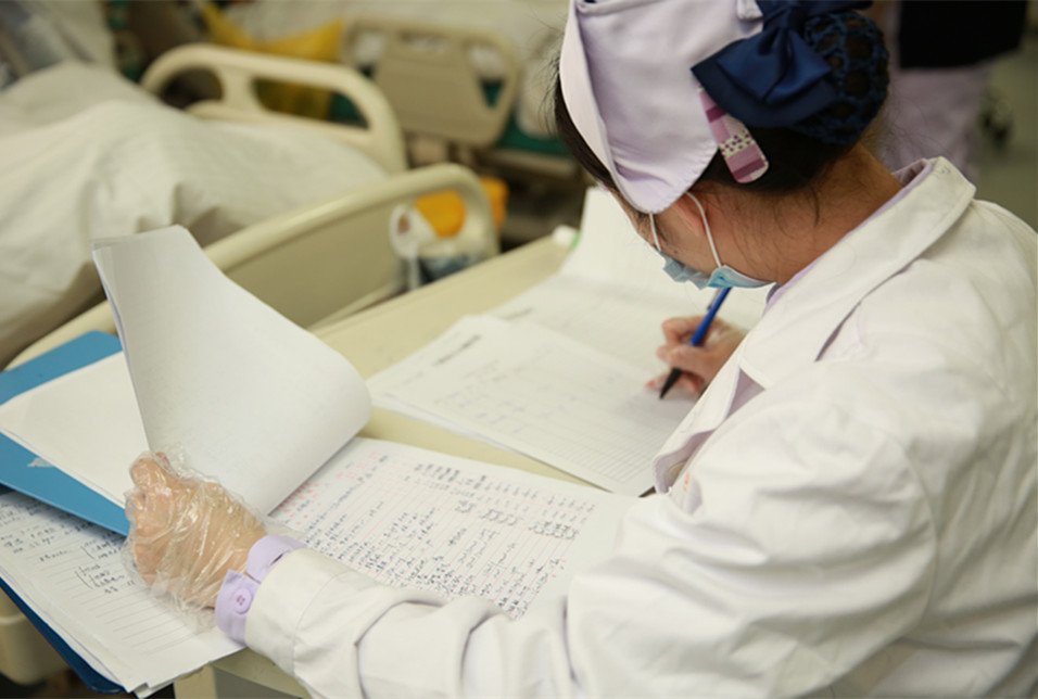 在ICU里，仪器很重要，但ICU里更重要的是医护人员。面对一个个危重患者，全体医护人员时刻想着：患者们何时能转危为安，工作是否全面周到。凭着高度的责任心、敏锐的观察力和 的救治技术，一次又一次地把病人从死亡线上拉了回来。