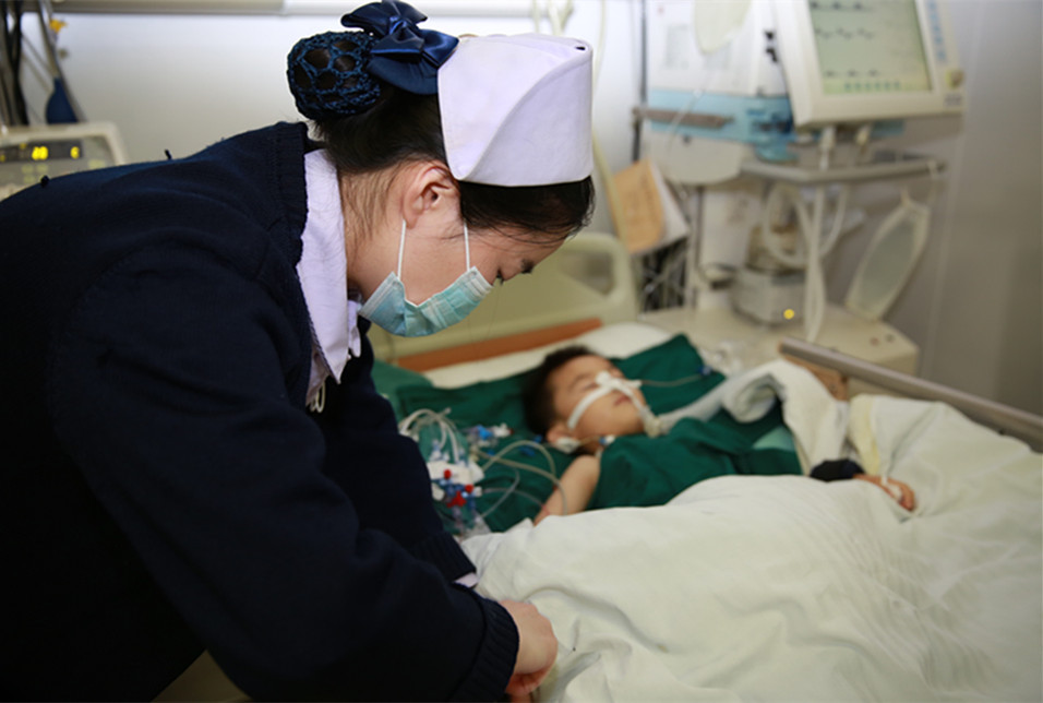 按照要求，ＩＣＵ病房实行无陪护、保护性隔离治疗和护理，家属不能在床旁时刻陪伴。许多患者长时间躺在病床，内心孤独、无助，特别渴望交流。只要有意识，他们会情不自禁地握住医生、护士的手。医护人员每次询问有意识的患者也会握着他们的手说话。随着接触的增多，护士和患者之间相互了解也会加深，可以说，患者在表情上或者是情绪上的变化，护士很容易观察出来。