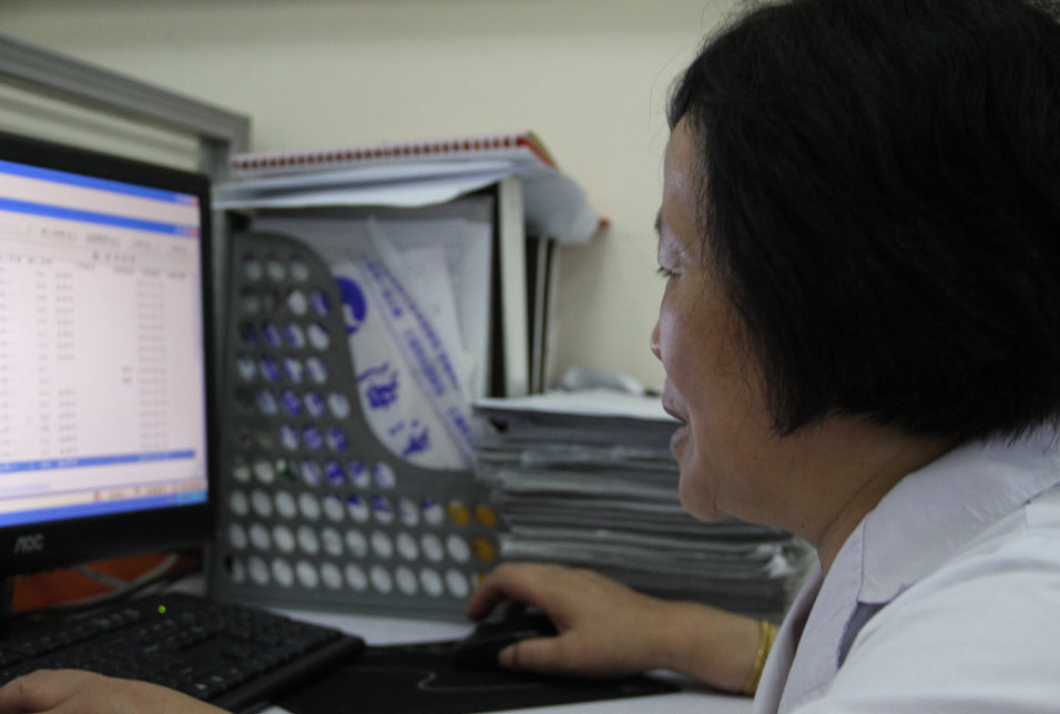 还不到8点，季老师已经坐在办公桌前，她打开电脑，开始了解今天需要解决的问题，把病人的情况一一记在心中。
