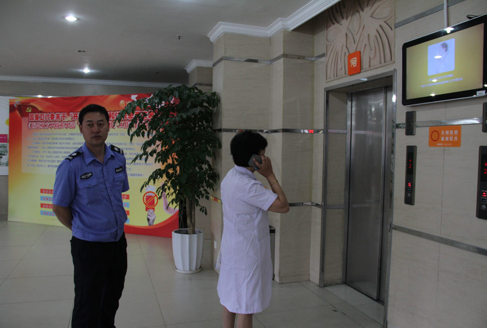 接近8点，季老师准备坐电梯去楼上病房交班，这也是一天工作真正的开始，每天她都要到各个病房了解病人的情况，365天几乎无休息，有时候半夜三更接到电话，还得回医院处理。还没坐上电梯，楼上护士长的电话已经打了过来，注定今天又将是忙碌的一天。