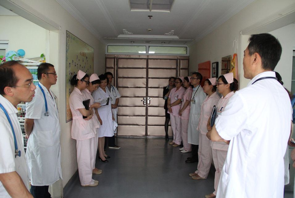 因为中途接了一个电话，季老师来到小儿心脏外科已经8点01分，科室医护人员已经准备开始交班，季老师非常认真的听着每一个人的阐述，随后她将和医生一起到病房去和病人交流。 在儿科监护室，与主管医师沟通她所了解到的患者家属的思想动态