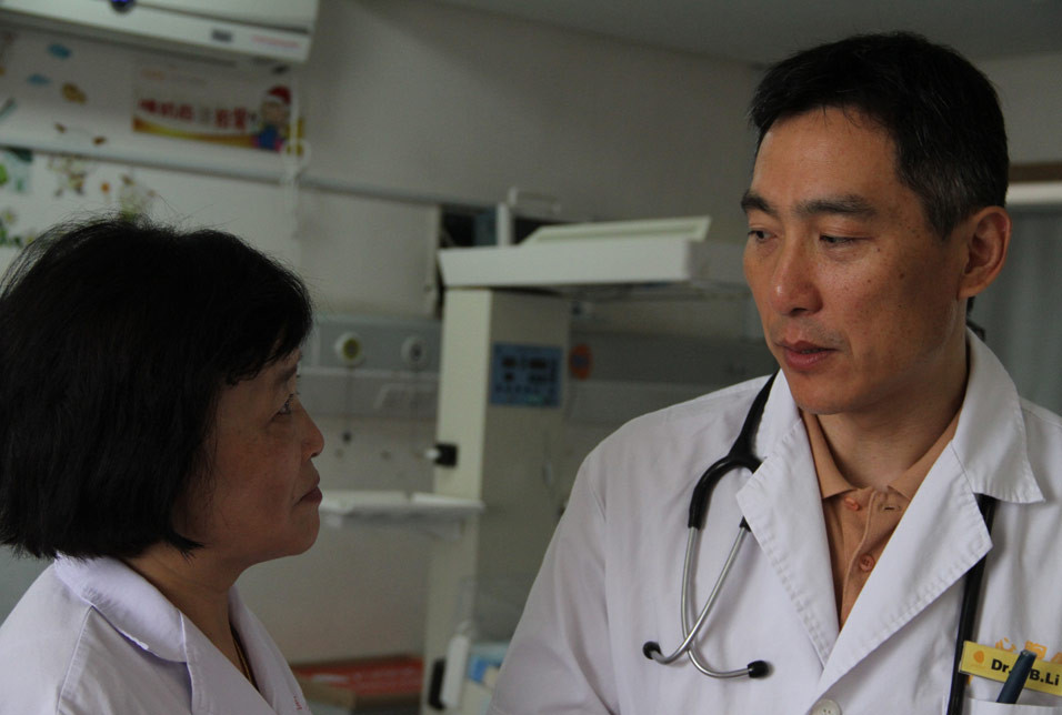 20床的小朋友张小宝（化名）刚刚从ICU转到普通病房，因家属对患者病情的变化不理解，在病区内情绪激动，并拒缴费，季老师主动向主任请教后，及时与家属沟通，使家属理解后费用到位。